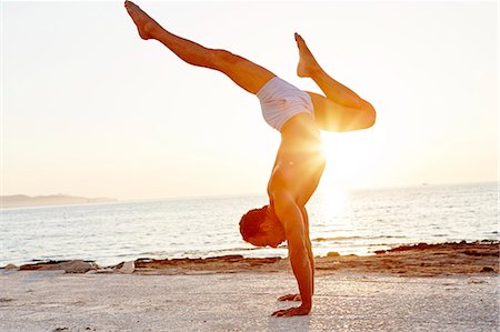 sicile - Man doing handstand on beach Foto de stock - Sin royalties Premium, Código: 6102-08481321