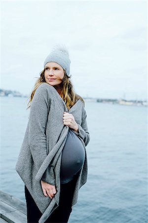 simsearch:6102-03750096,k - Pregnant woman at the ocean Stock Photo - Premium Royalty-Free, Code: 6102-08481406