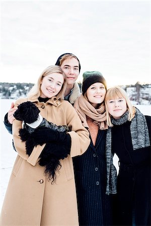 scandinavia lake friends - A group of friends and a dog Photographie de stock - Premium Libres de Droits, Code: 6102-08481413