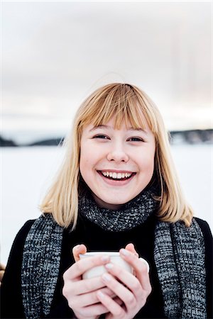 simsearch:6102-03865784,k - Young woman holding a cup of tea Foto de stock - Sin royalties Premium, Código: 6102-08481421