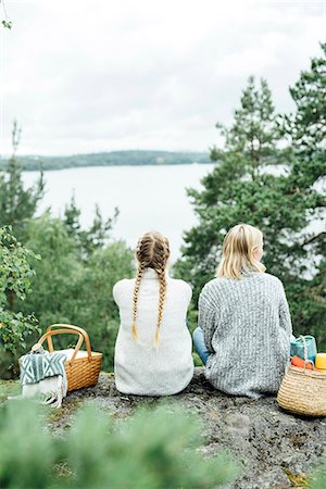 scandinavia lake friends - Two women in the forest Foto de stock - Sin royalties Premium, Código: 6102-08481542