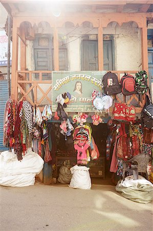 Clothes and backpacks hanging in front of shop Fotografie stock - Premium Royalty-Free, Codice: 6102-08481581