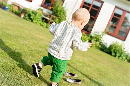 people walking rear view - Baby boy walking in garden Stock Photo - Premium Royalty-Free, Code: 6102-08481528