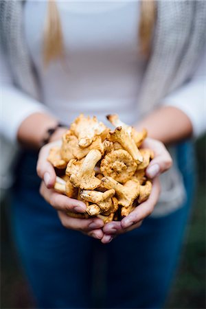 simsearch:6108-06907274,k - Woman holding chanterelles Foto de stock - Sin royalties Premium, Código: 6102-08481539