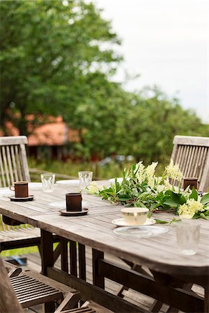 simsearch:6102-07769181,k - Table in garden with cups Foto de stock - Sin royalties Premium, Código: 6102-08542050