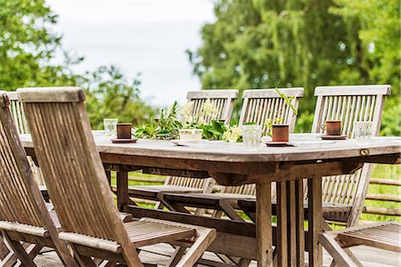 de madera - Table in garden with cups Foto de stock - Sin royalties Premium, Código: 6102-08542051