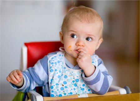 simsearch:6102-03867771,k - Baby eating Stockbilder - Premium RF Lizenzfrei, Bildnummer: 6102-08542253