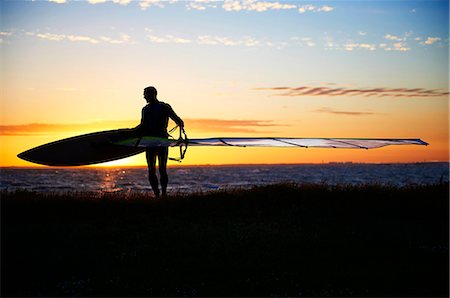 Silhouette of windsurfer standing on beach Photographie de stock - Premium Libres de Droits, Code: 6102-08542274