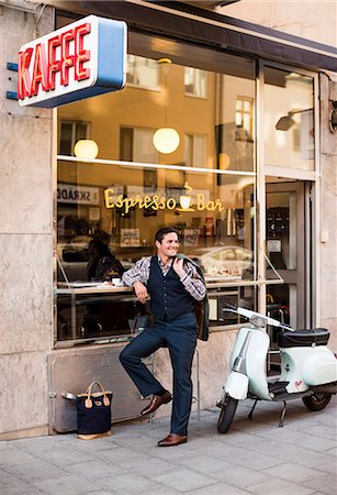 parcheggio - Mid adult man sitting at sidewalk cafe Fotografie stock - Premium Royalty-Free, Codice: 6102-08542311