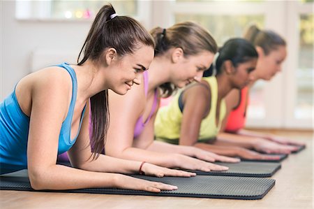 simsearch:6102-08481170,k - Four women exercising in gym Foto de stock - Royalty Free Premium, Número: 6102-08542403