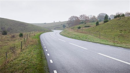 simsearch:6102-08270803,k - Empty road with hills in background Fotografie stock - Premium Royalty-Free, Codice: 6102-08542410