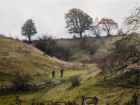 simsearch:6102-08882249,k - Young couple hiking on overcast day Stockbilder - Premium RF Lizenzfrei, Bildnummer: 6102-08542420