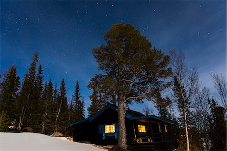 residential houses - Cabin at night Photographie de stock - Premium Libres de Droits, Code: 6102-08542436