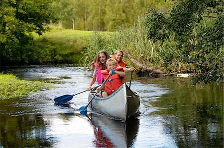 simsearch:6102-08996269,k - Family canoeing on river Foto de stock - Sin royalties Premium, Código: 6102-08558774