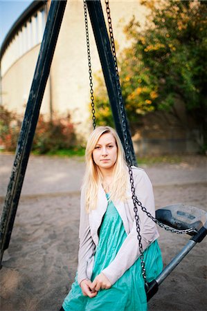 simsearch:6102-08761103,k - Portrait of teenage girl on swing Foto de stock - Sin royalties Premium, Código: 6102-08558840