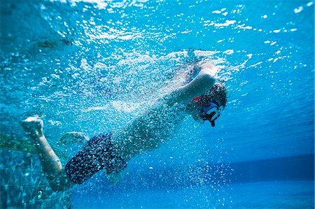 A boy diving in to a swimingpool Foto de stock - Sin royalties Premium, Código: 6102-08558800