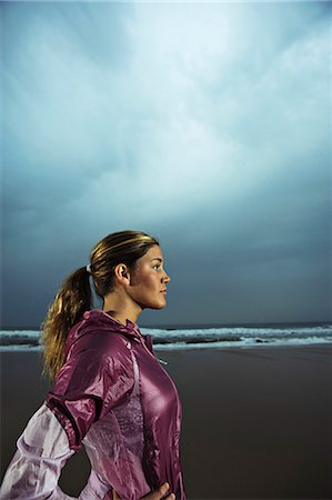 simsearch:6102-03748647,k - Athlete woman standing on beach Stockbilder - Premium RF Lizenzfrei, Bildnummer: 6102-08558964