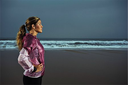 simsearch:6102-03748647,k - Athlete woman standing on beach Stockbilder - Premium RF Lizenzfrei, Bildnummer: 6102-08558965