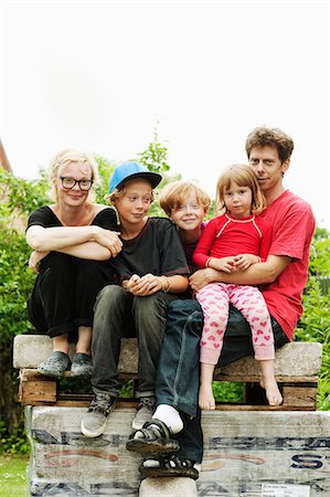 Family with three children sitting in park Photographie de stock - Premium Libres de Droits, Code: 6102-08558906