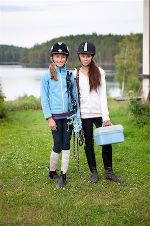 Two girls in jockey clothing standing on lawn Foto de stock - Sin royalties Premium, Código: 6102-08558927