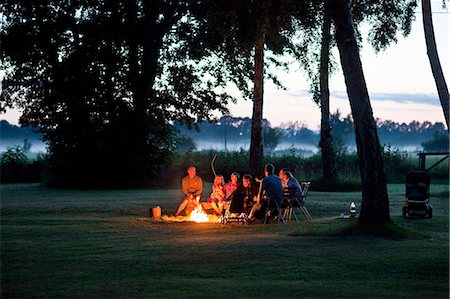 simsearch:6102-08942651,k - People sitting by camp fire at dusk Foto de stock - Sin royalties Premium, Código: 6102-08558926