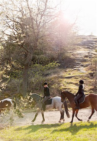 simsearch:6102-08746672,k - Three girls riding on horse Photographie de stock - Premium Libres de Droits, Code: 6102-08559040