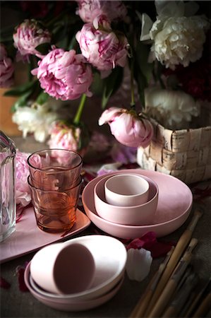 simsearch:6102-08885630,k - Pink peonies on table, close-up Photographie de stock - Premium Libres de Droits, Code: 6102-08559055