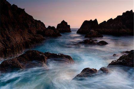 simsearch:6102-08882163,k - Scenic view of rocky coastline at dusk Photographie de stock - Premium Libres de Droits, Code: 6102-08559059
