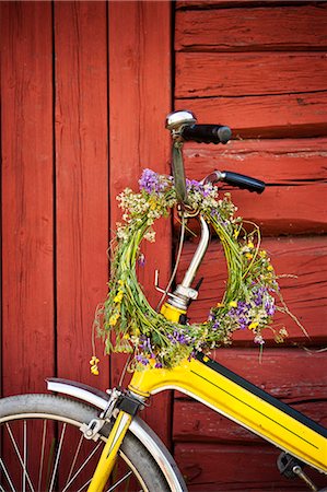 red bicycle nobody - Wreath of flowers hanging on bicycle Stock Photo - Premium Royalty-Free, Code: 6102-08559080