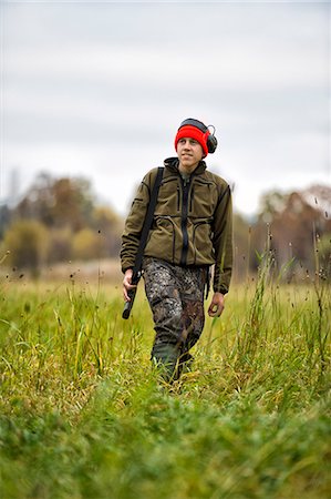 Teenage boy with rifle at hunting Photographie de stock - Premium Libres de Droits, Code: 6102-08559153