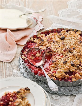 simsearch:6102-08062881,k - Berry pie with custard Foto de stock - Sin royalties Premium, Código: 6102-08559167