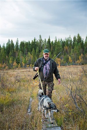 Senior man hunting with dog Photographie de stock - Premium Libres de Droits, Code: 6102-08559222