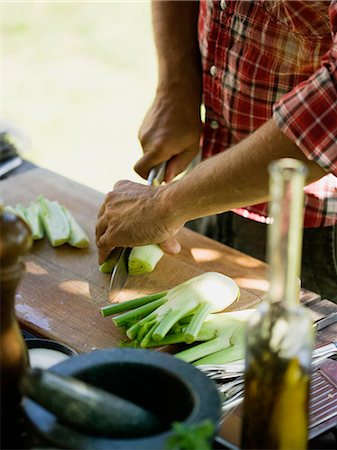 simsearch:6102-03827785,k - Man cooking outdoors, Sweden. Photographie de stock - Premium Libres de Droits, Code: 6102-08559520