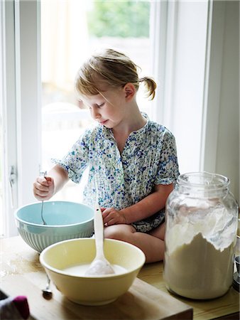 simsearch:6102-08520684,k - Scandinavia, Sweden, Girl  mixing ingredients and flour in bowl Stockbilder - Premium RF Lizenzfrei, Bildnummer: 6102-08566039