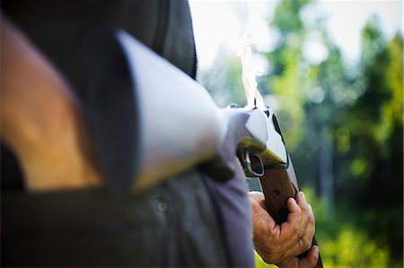 range shooting - Man holding rifle Foto de stock - Sin royalties Premium, Código: 6102-08566173