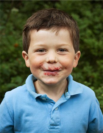 Boy with blueberry juice on face, close-up, portrait Foto de stock - Sin royalties Premium, Código: 6102-08566171