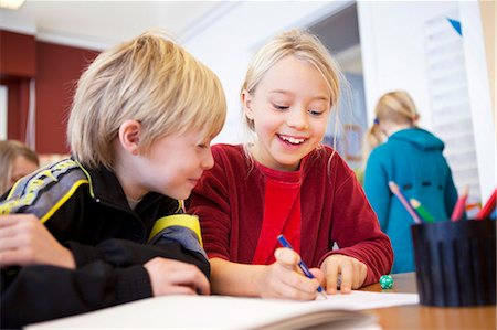 simsearch:6102-08951246,k - Schoolchildren in classroom Fotografie stock - Premium Royalty-Free, Codice: 6102-08566181