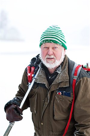 simsearch:6102-03750876,k - Man holding ski pole in winter Foto de stock - Sin royalties Premium, Código: 6102-08566188