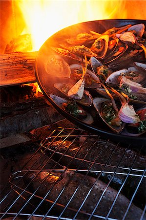 simsearch:695-03375511,k - Mussels being grilled Stock Photo - Premium Royalty-Free, Code: 6102-08566119