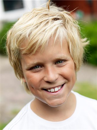 simsearch:6102-08542248,k - Portrait of smiling boy with blond hair Foto de stock - Royalty Free Premium, Número: 6102-08566128