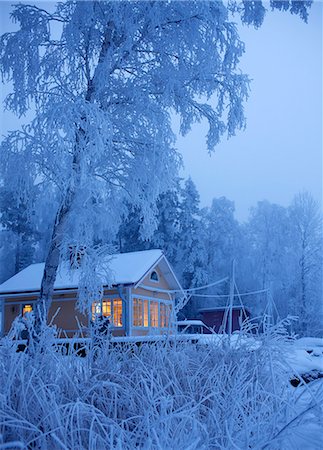 simsearch:6102-06965662,k - Small house in winter landscape Foto de stock - Sin royalties Premium, Código: 6102-08566235