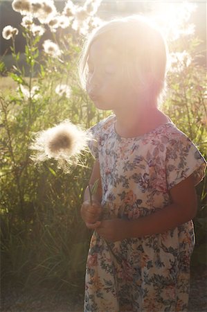 flower blowing - Girl in garden Stock Photo - Premium Royalty-Free, Code: 6102-08566454