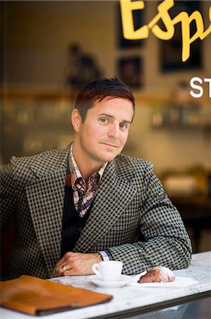 Smiling elegant man in cafe Photographie de stock - Premium Libres de Droits, Code: 6102-08566462