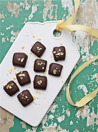 simsearch:6102-08062881,k - Chocolates on white board Foto de stock - Sin royalties Premium, Código: 6102-08566470