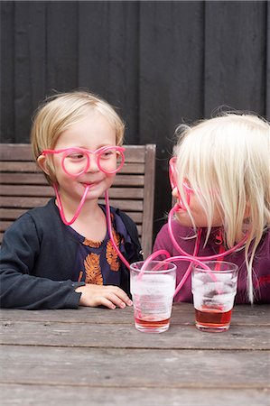paille (à boire) - Girls drinking through straw eyeglasses Photographie de stock - Premium Libres de Droits, Code: 6102-08566494