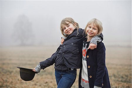 simsearch:6102-08270736,k - Portrait of smiling girls Foto de stock - Royalty Free Premium, Número: 6102-08566562