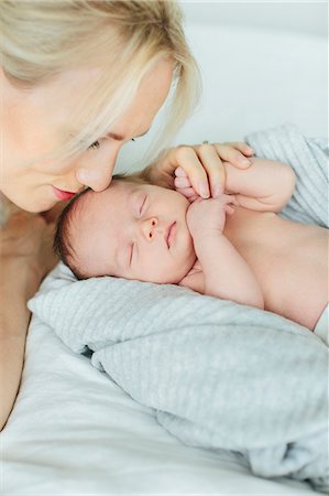 simsearch:6102-08558784,k - Mother with newborn baby Foto de stock - Sin royalties Premium, Código: 6102-08566510