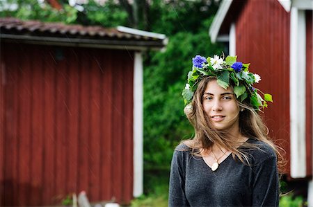 simsearch:6102-08683485,k - Woman wearing flower wreath Stock Photo - Premium Royalty-Free, Code: 6102-08566523