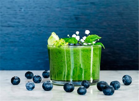 Blueberries and green smoothie Stock Photo - Premium Royalty-Free, Code: 6102-08566643