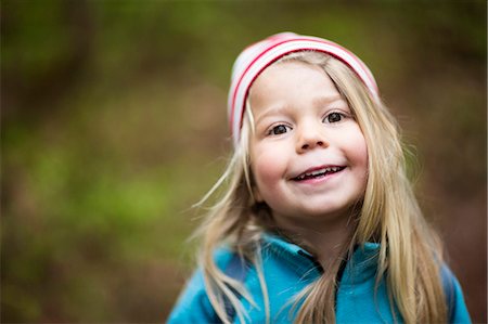 simsearch:6102-08001210,k - Portrait of smiling girl Photographie de stock - Premium Libres de Droits, Code: 6102-08566640